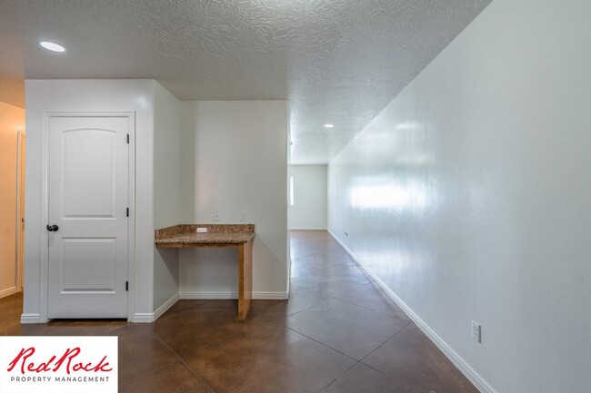 Building Photo - DOG-FRIENDLY 3 Bedroom Townhome with INTER...