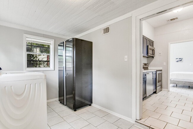 Building Photo - Charming Shotgun Home Just Minutes from Do...
