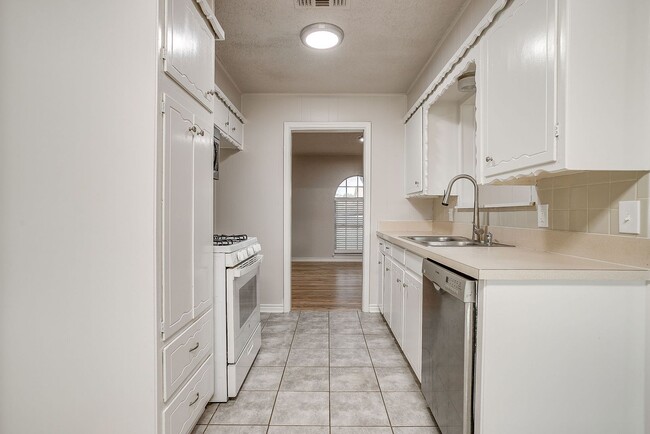 Building Photo - Move In Special - 1/2 off 1st months rent
