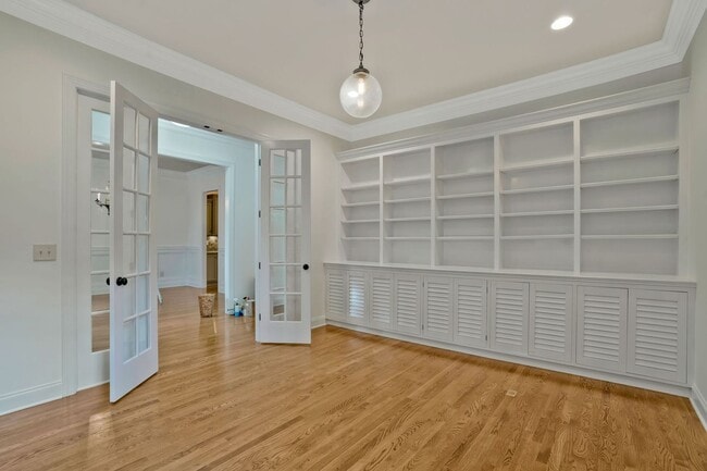 Building Photo - Stunning 4BE/3.5BA home in the very desira...