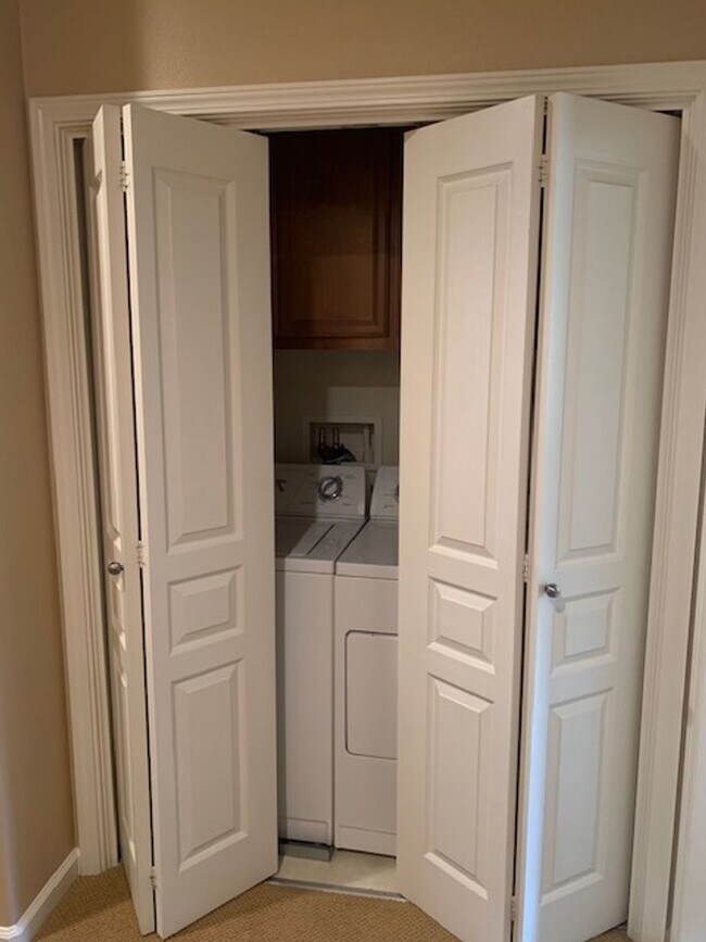 Building Photo - GORGEOUS MODERN 3BR 3BA TOWNHOUSE IN BEAUT...