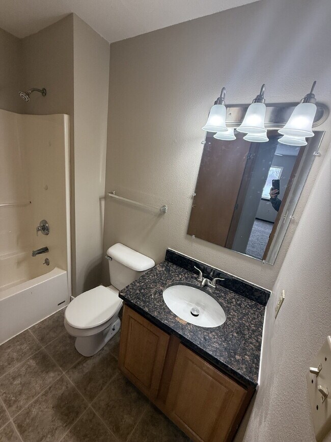 Building Photo - *WINTER MOVE-IN SPECIAL* 3 Bedroom | 2 Bathroom 2nd Floor Unit in Oelwein Available in RIGHT NOW!