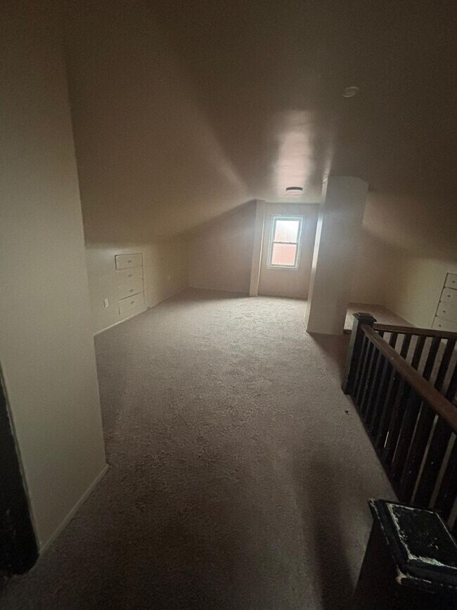 Building Photo - Cute 3 bedroom flexible and willing to work with lower credit scores