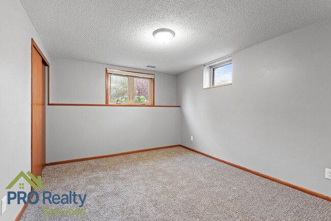 Building Photo - 3 Bedroom Plus Den Home