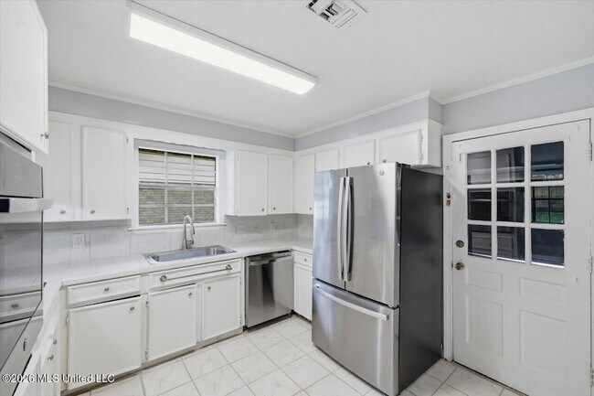 Building Photo - 225 Walnut Ridge St