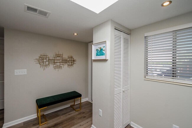 Building Photo - 1002 Windsong Cir