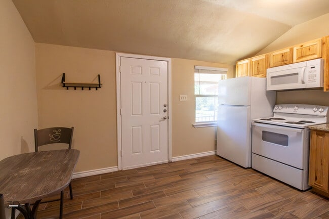 Building Photo - 1704 Fairfax Ave