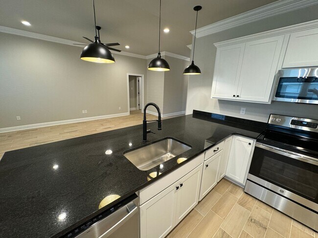 Building Photo - Like New Construction in Haughton...