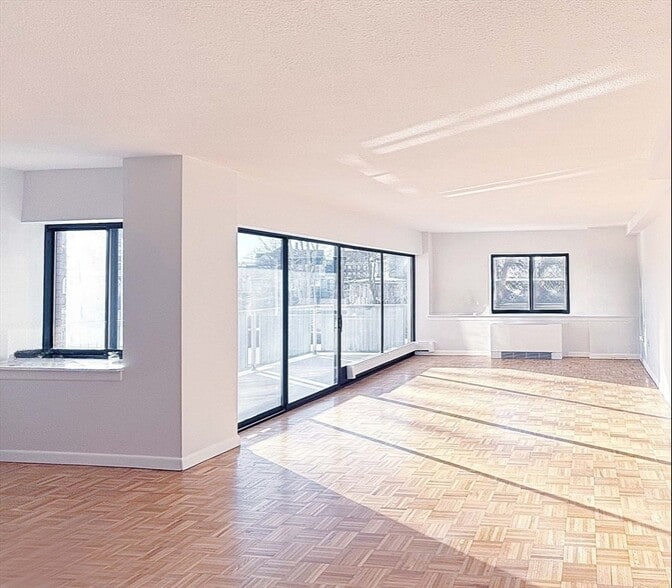 Living Room - 300 Lynn Shore Dr