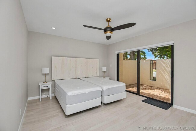 Building Photo - 21460 Laguna Dr