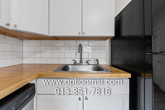 Building Photo - 1/2 month free if moved in by 7/31!! Available NOW