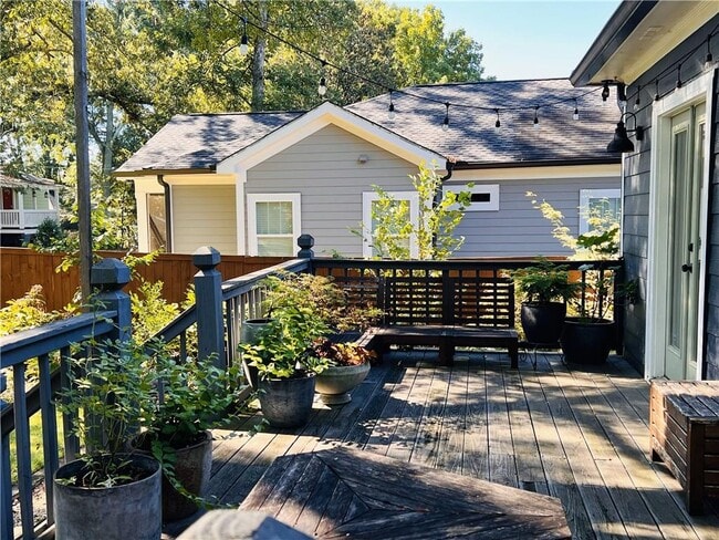 Building Photo - 322 4th Ave