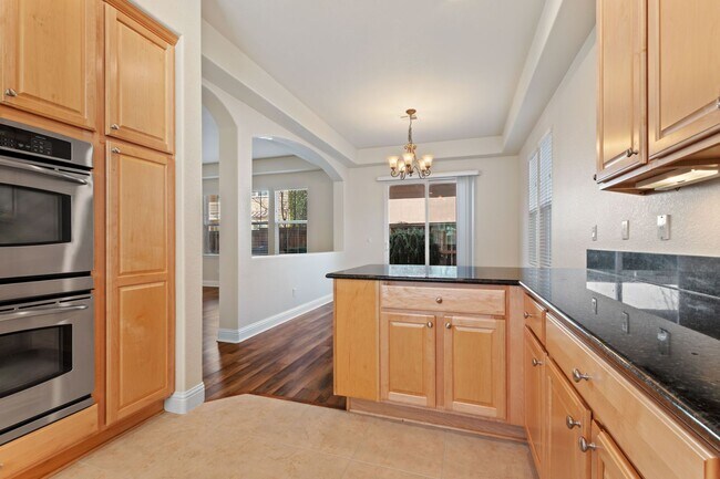 Building Photo - Gated Somersett Home!