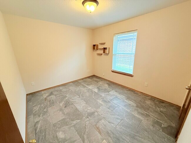 Building Photo - 700 Eastview Dr