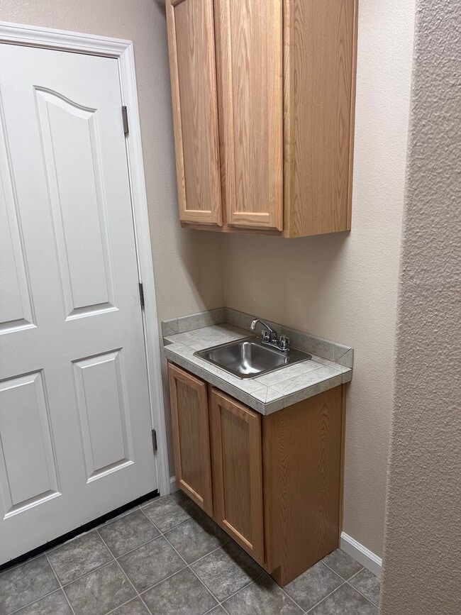 Building Photo - 3 bedroom, 2 bathroom house located in the desirable neighborhood