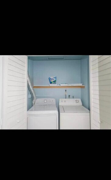 Building Photo - 420 SE 9th Ct