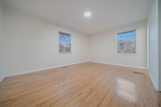 Building Photo - Spacious & Newly Renovated 5-Bedroom Home Available May 9!