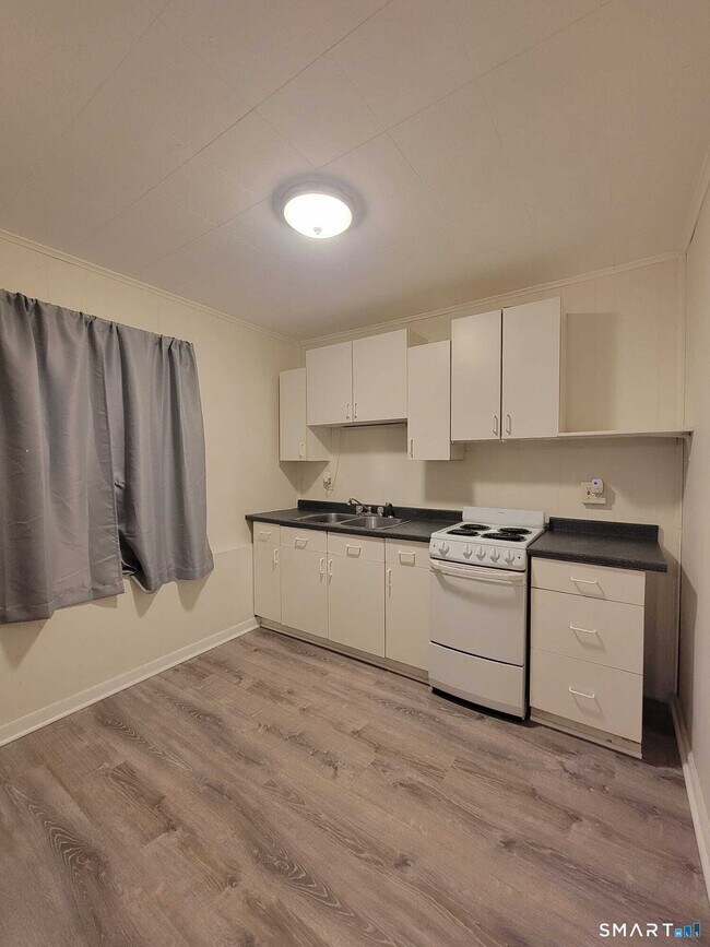 Building Photo - 219 Pleasant St