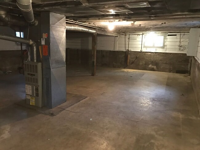 Building Photo - 4br/2ba House with fenced yard