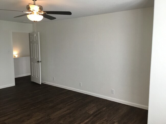 Building Photo - 112 Retama