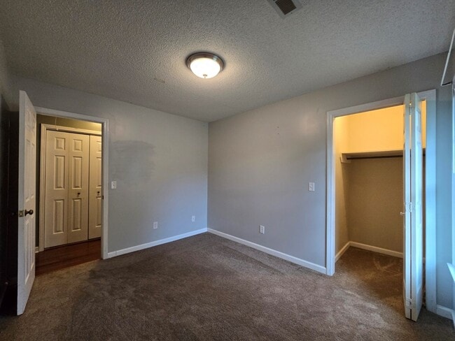 Building Photo - 805 Club Ln