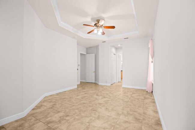 Building Photo - 844 SW Pebble Ln