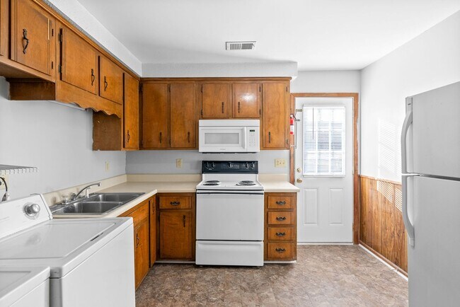 Building Photo - Cozy Two Bedroom Apartment