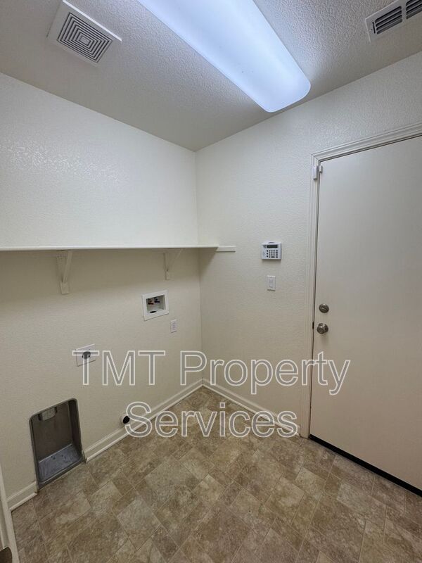 Building Photo - 9084 Pebble Field Way