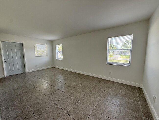 Building Photo - 906 Foresteria Dr