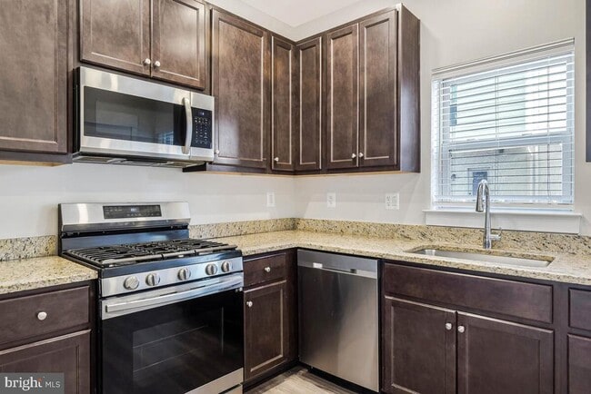 Building Photo - 1003 Sycamore Dr SE