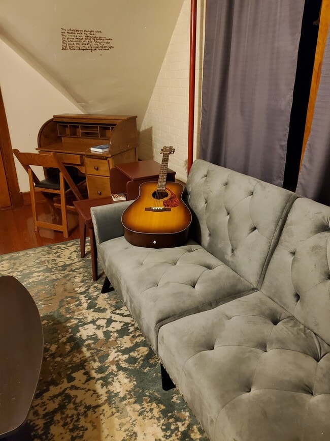 Primary Photo - 2451 Maplewood Ave