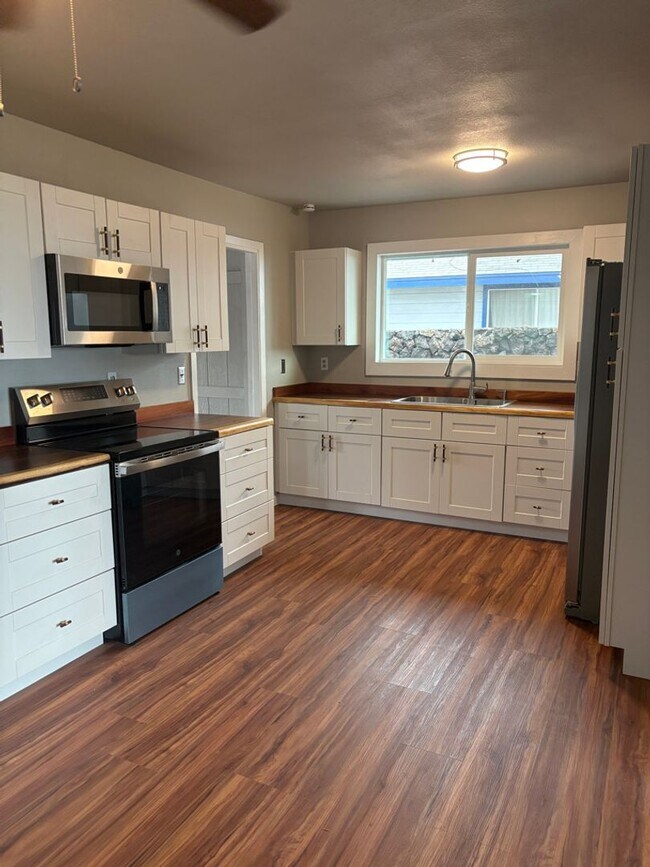 Building Photo - Newly remodeled 3 bdrm/2 bath home in cul de sac