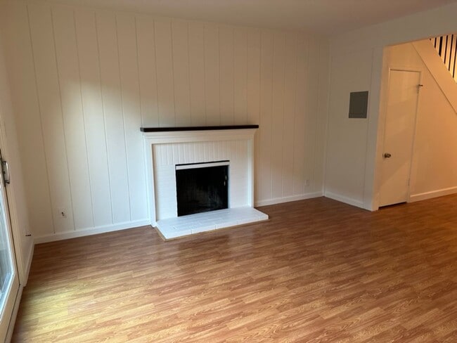 Building Photo - EPIC REA: 2 BR/1 BA Townhome w/ 1 Parking in Great Corte Madera