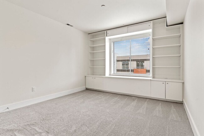Building Photo - Lovely 2 Bed, 1.5 Bi-Level Hayes Valley Co...