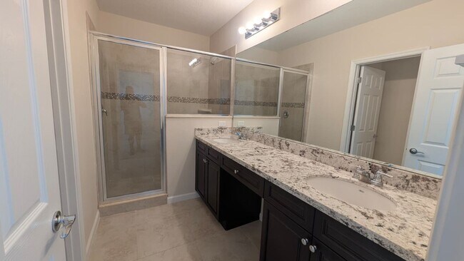 Building Photo - Spacious Townhome in Desirable Vizcaya Falls 3-bedroom, 2.5-bath townhome