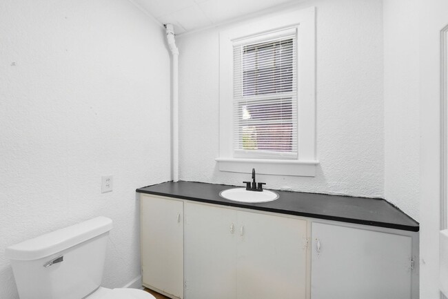 Building Photo - 928 W Dewald St