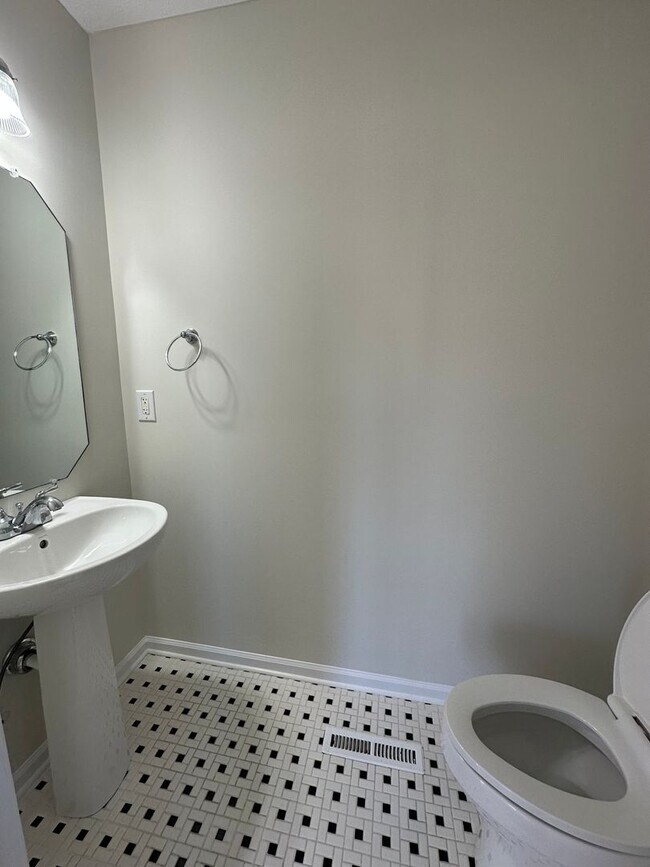 Building Photo - 3-bedroom, 3.5-bathroom nestled in Wyndhurst VA.