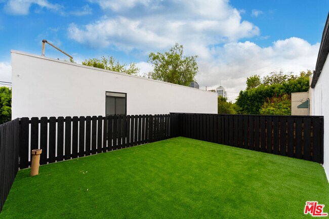 Building Photo - 825 S Detroit St