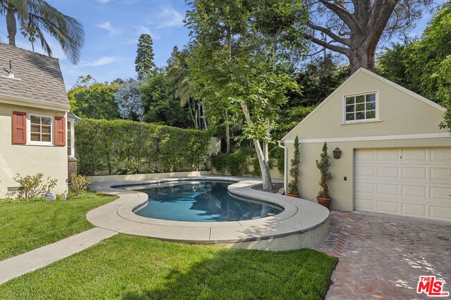 Building Photo - 1240 N Doheny Dr