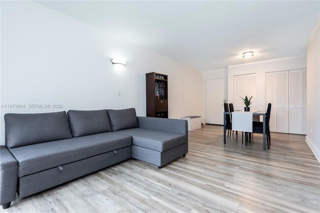 Building Photo - 8889 Fontainebleau Blvd