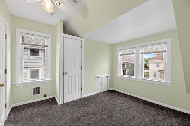 Building Photo - 12 E Albertson Ave