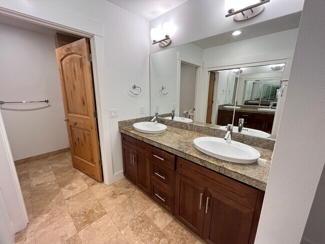 Building Photo - 2 Bed + 2 Bath Condo in the Belmont District Portland ~ Secured Garage Parking, Washer & Dryer in...