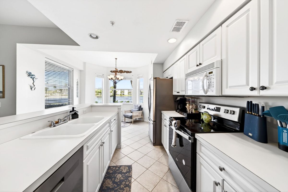 Building Photo - 16635 Lake Cir Dr