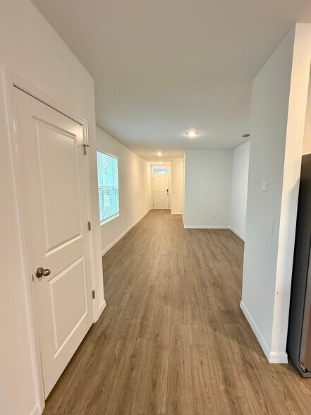 Building Photo - 32447 Weathered Oak Dr