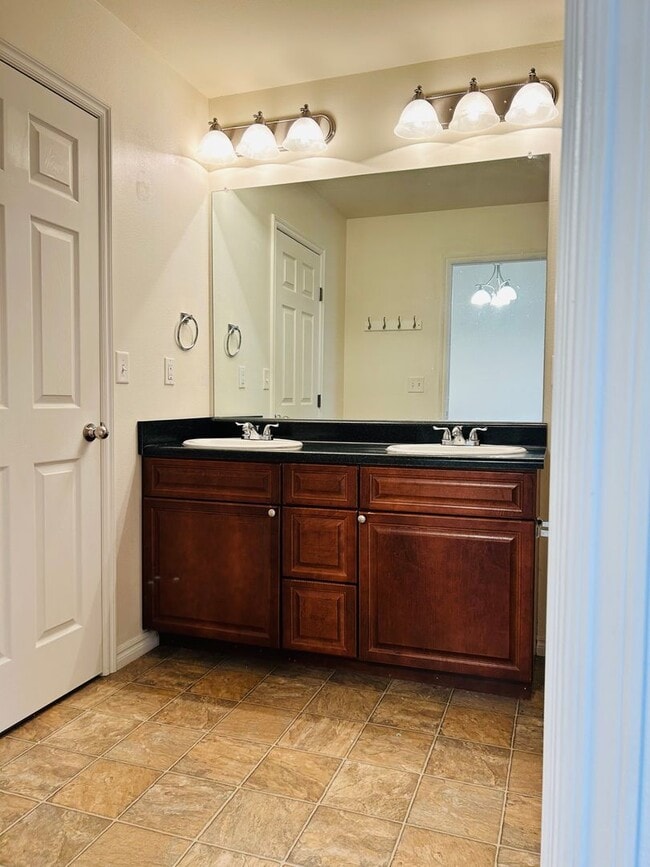 Building Photo - Spacious Townhome, Close to Fort Riley!