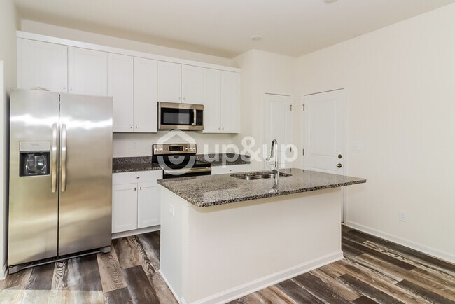 Building Photo - Fantastic 3bd/3ba home! Coming soon!