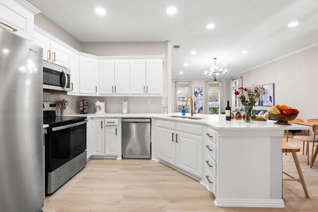 Building Photo - Lakefront Luxury Retreat, 5 Beds, 3 Baths, Quiet Gated Community.