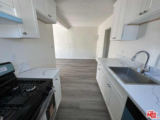 Building Photo - 342 1/2 S Serrano Ave