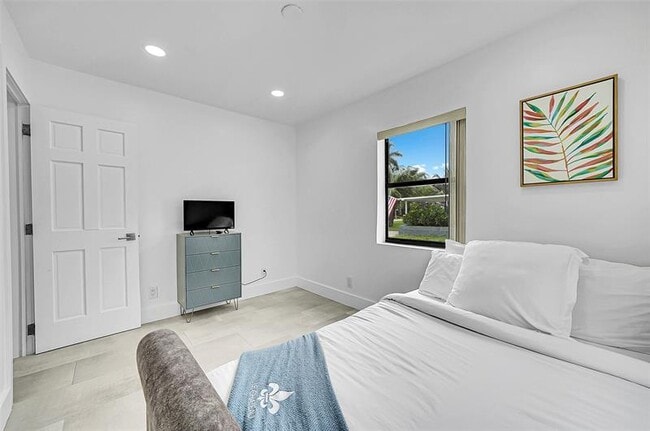 Building Photo - 400 NE 26th Dr