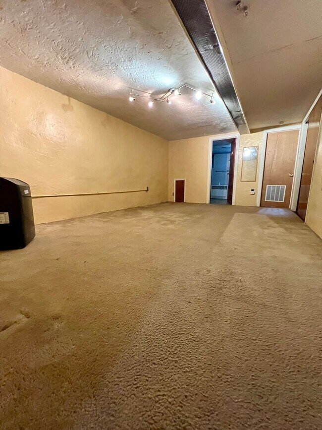 Building Photo - 3333 Chippendale St